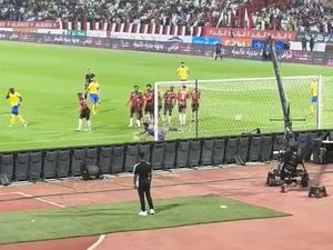 Momen Kameramen Kena Tendangan Bebas Ronaldo
