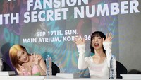 Personil Secret Number menyapa penggemarnya sebellum melakukan fans signing dan face to face di acara On The K:O yang digelar di Lotte Shoping Avenue, Jakarta.