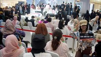 Acara Bertajuk “ON THE K : O”, acara ini digelar di Main Atrium Korea 360 yang berlokasi di Lotte Mall Jakarta. Tak hanya menyuguhkan penampilan dan aksi panggung para boy dan girl band asal Negeri Ginseng, pengunjung juga bisa mengikuti fansigning dengan artis idola mereka. Beginilah potret antusias K-Pop tanah air.