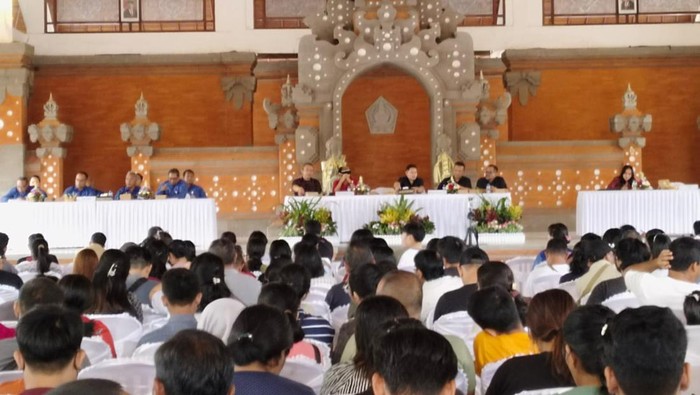 Sosialisasi kenaikan tarif air bersih Perumda TAB kepada perwakilan pelanggan dari seluruh kecamatan yang diundang secara acak di Gedung Kesenian I Ketut Maria, Minggu (17/9/2023).