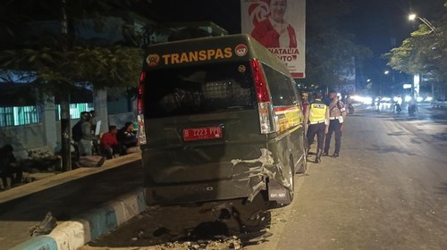 Mobil Transpas yang ditabrak dua pelajar di Kupang, Minggu (17/9/2023).