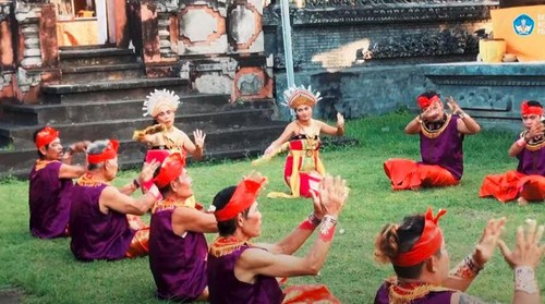 Tari Janger Kolok dibawakan oleh penyandang disabilitas dari Desa Bengkala, Buleleng.