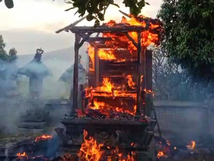 Tiga palinggih di Pura Dadia Pasek Gelgel yang terletak di Desa Ban, Kecamatan Kubu, Kabupaten Karangasem, Bali, ludes terbakar, Minggu sore (17/9/2023). (Dok. Perbekel Desa Ban I Gede Tamu Sugiantara)