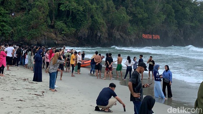 Tim SAR gabungan melakukan pencarian terhadap korban tenggelam di Pantai Taipa Konawe Utara.