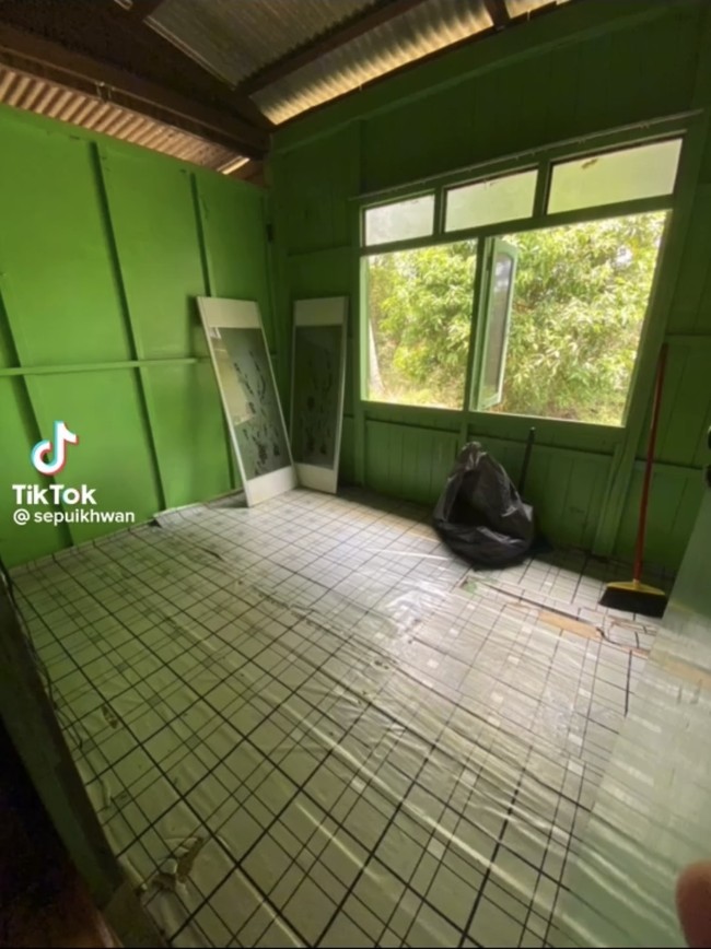 Kamar tersebut terlebih dahulu dikosongkan agar proses makeover menjadi lebih mudah.  Diawali dengan bagian lantainya yang diperbaiki. Foto: TikTok/@sepuikhwan
