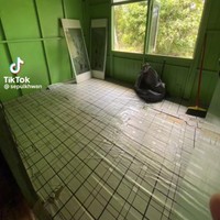 Kamar tersebut terlebih dahulu dikosongkan agar proses makeover menjadi lebih mudah.  Diawali dengan bagian lantainya yang diperbaiki. Foto: TikTok/@sepuikhwan