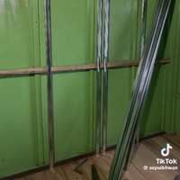 Beberapa tiang-tiang untuk penyangga dinding kamar ditambahkan. Tiang-tiang besi itu tampak diletakkan persis di depan dinding hijau lama kamar tersebut. Foto: TikTok/@sepuikhwan