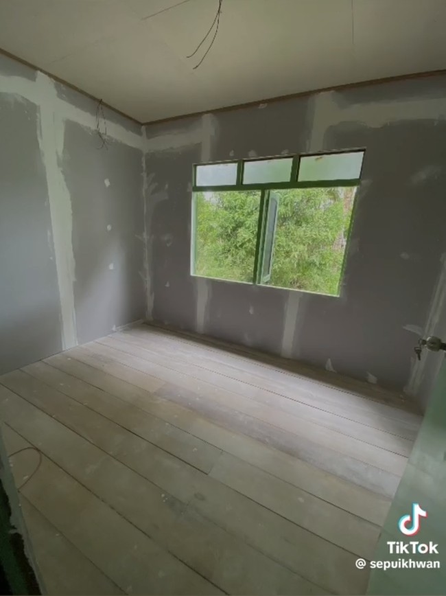 Setelahnya bagian dinding kamar juga diubah. Yang sebelumnya berwarna hijau itu kini tampak ditutup triplek dan dicat dengan warna abu-abu. Foto: TikTok/@sepuikhwan