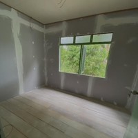 Setelahnya bagian dinding kamar juga diubah. Yang sebelumnya berwarna hijau itu kini tampak ditutup triplek dan dicat dengan warna abu-abu. Foto: TikTok/@sepuikhwan