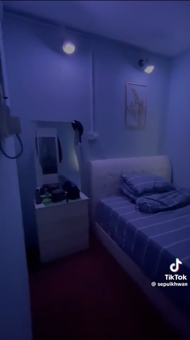 Setelah selesai direnovasi, kamar bilik kayu tersebut ditambahkan beberapa lampu sorot dan pajangan dinding agar terlihat lebih estetik. Foto: TikTok/@sepuikhwan