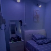 Setelah selesai direnovasi, kamar bilik kayu tersebut ditambahkan beberapa lampu sorot dan pajangan dinding agar terlihat lebih estetik. Foto: TikTok/@sepuikhwan