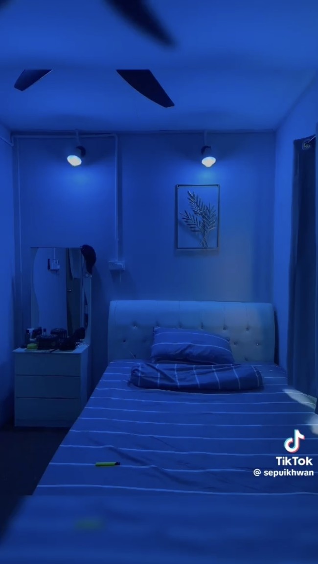 Walaupun ukurannya tidak besar, namun kamar tersebut jadi terlihat lebih nyaman dan modern. Tak hanya itu saja, pencahayaan yang dipilih juga menambah nilai estetika kamar. Foto: TikTok/@sepuikhwan