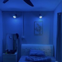 Walaupun ukurannya tidak besar, namun kamar tersebut jadi terlihat lebih nyaman dan modern. Tak hanya itu saja, pencahayaan yang dipilih juga menambah nilai estetika kamar. Foto: TikTok/@sepuikhwan