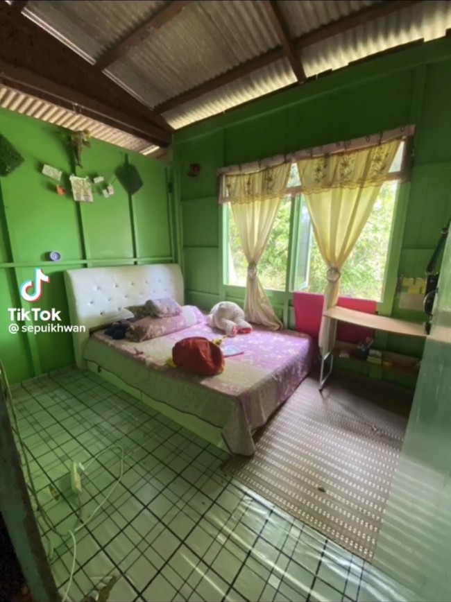 Transformasi kamar dari bilik kayu yang satu ini dibagikan oleh salah satu pengguna TikTok asal Malaysia, @sepuikhwan. Dari video terlihat semula kamar bilik kayu tersebut tampak jadul dengan dinding kayu yang dicat berwarna hijau. Foto: TikTok/@sepuikhwan