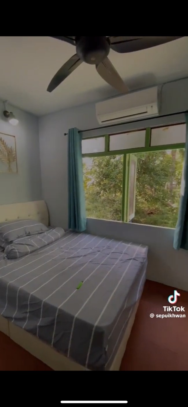 Didominasi warna biru keabu-abuan, begini penampakan kamar tidur di pagi hari. Memiliki jendela besar, kamar tersebut tampak asri dengan pemandangan tumbuh-tumbuhan hijau. Foto: TikTok/@sepuikhwan