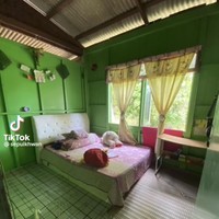 Transformasi kamar dari bilik kayu yang satu ini dibagikan oleh salah satu pengguna TikTok asal Malaysia, @sepuikhwan. Dari video terlihat semula kamar bilik kayu tersebut tampak jadul dengan dinding kayu yang dicat berwarna hijau. Foto: TikTok/@sepuikhwan