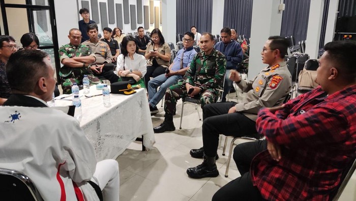 Wakil Ketua Dewan Pembina PSI Grace Natalie datangi kapel jemaat GBI Cinere Bellevue, yang diprotes warga. Kunjungannya disambut Bimas Kristen Jawa Barat Kementerian Agama Harahap Nainggolan, Kapolres Depok Kombes Ahmad Fuady, Komandan Kodim 0508 Depok Letkol Inf Totok Priyo, dan Pendeta GBI Bellevue Didi S.