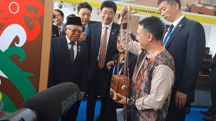 Wakil Presiden Maruf Amin diberi speaker hafiz Quran, salah satu produk yang dipamerkan di Paviliun Komoditas Indonesia di China-ASEAN Expo ke-20 di Nanning, Guangxi, China, Minggu (17/9/2023).