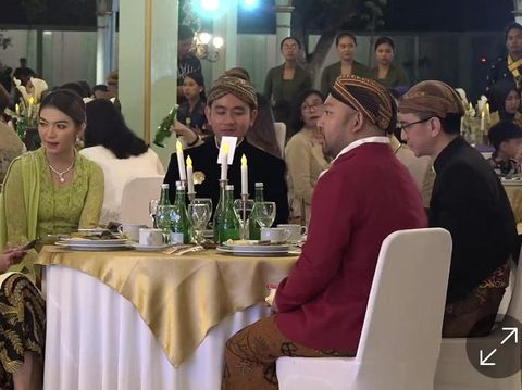 Wali Kota Solo, Gibran Rakabuming Raka duduk semeja dengan putra Prabowo Subianto, Didit Prabowo, di Puro Mangkunegaran, Kota Solo, Minggu (17/9/2023) malam.