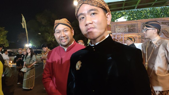 Wali Kota Solo, Gibran Rakabuming Raka duduk semeja dengan putra Prabowo Subianto, Didit Prabowo, di Puro Mangkunegaran, Kota Solo, Minggu (17/9/2023) malam.