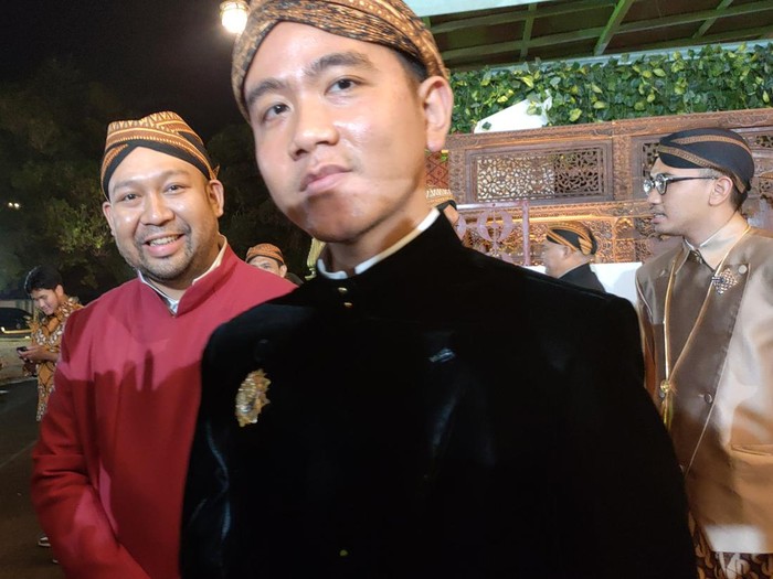 Wali Kota Solo, Gibran Rakabuming Raka duduk semeja dengan putra Prabowo Subianto, Didit Prabowo, di Puro Mangkunegaran, Kota Solo, Minggu (17/9/2023) malam.