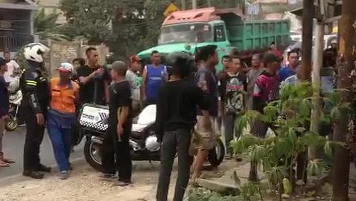 Warga amankan pelajar SMK yang tawuran di Jalan Raya Cipatat.