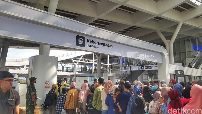 Warga antre untuk menjajal Kereta Cepat Jakarta Bandung.