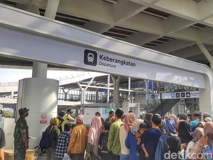 Warga antre untuk menjajal Kereta Cepat Jakarta Bandung.