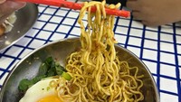 Mie gorengnya pun dimasak dengan kematangan yang pas. Rasa pedasnya juga tidak terlalu membekas di lidah. Foto: Detikcom / Atiqa Rana