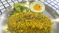 Warkop Kebagian juga menawarkan hidangan Nasi Goreng Kecombrang (Rp 24.000). Nasi gorengnya cukup berbeda karena dimasak dengan bumbu kari berempah. Foto: Detikcom / Atiqa Rana