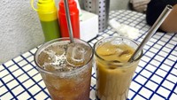 Mereka juga punya minuman yang unik. Ada Es Kopi Gula Aren (Rp 13.000) dan Es Teh Bioskop (Rp 15.000). Foto: Detikcom / Atiqa Rana