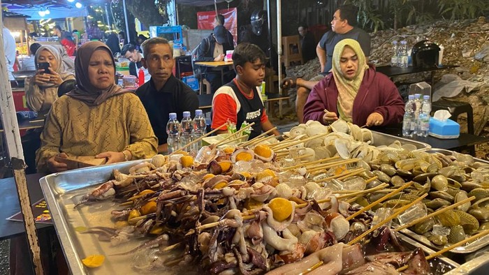 Wisata kuliner di kawasan Lengkong Kecil, Kota Bandung.
