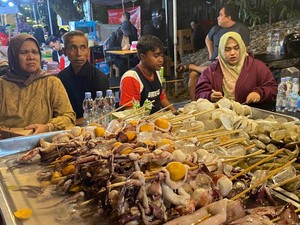 Menjajal Kulineran di Lengkong Kecil, Ada Sajian Seafood Juga