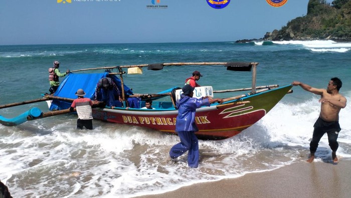 Wisatawan terseret ombak di Pantai Sedahan, Kalurahan Jepitu, Kapanewon Girisubo, Kabupaten Gunungkidul, Minggu (17/9/2023).