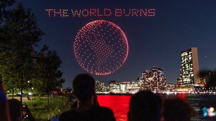 1.000 Drone Terangi Langit New York Bawa Pesan Perubahan Iklim People watch drones creating a 3-D display outside the United Nations Headquarters calling attention to the Amazon rainforest and climate change in New York U.S., September 15, 2023. REUTERS/Eduardo Munoz TPX IMAGES OF THE DAY