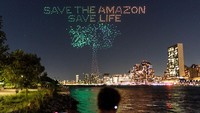 Konfigurasi seribu drone yang digagas gerakan lingkungan global Avaaz dekat markas besar PBB menampilkan gambar-gambar ikonik hutan hujan Amazon dan pesan-pesan menyelamatkan hutan hujan.  