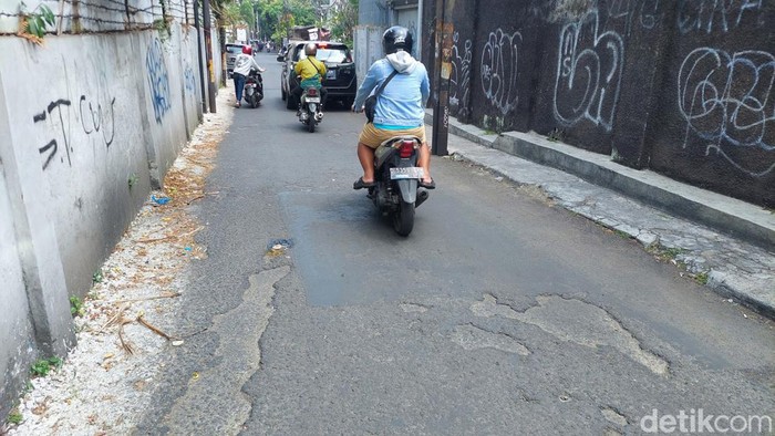 Akses jalan alternatif yang berada di Jalan Makroni, Kota Bandung, mengalami kerusakan.