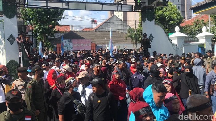 Aksi demo pedagang Teras Malioboro 2 di Balai Kota Jogja, Senin (18/9/2023).