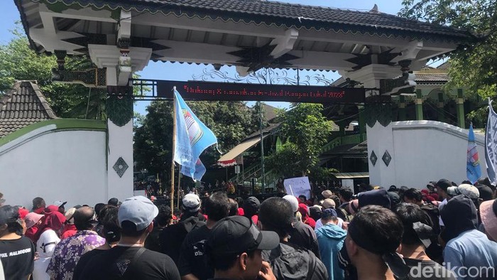 Aksi demo pedagang Teras Malioboro 2 di Balai Kota Jogja, Senin (18/9/2023).