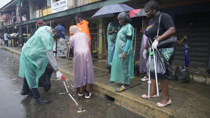 Aksi Relawan Nigeria Saat Hari Bersih-bersih Sedunia Volunteers from Sustyvibes, a Non-profit organization, pick up trash on a street near a market to mark World Cleanup Day, in Lagos, Nigeria, Saturday, Sept.16, 2023. (AP Photo/Sunday Alamba)