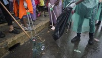 Para relawan ini bergotong royong membersihkan sampah untuk memperingati World Cleanup Day.  