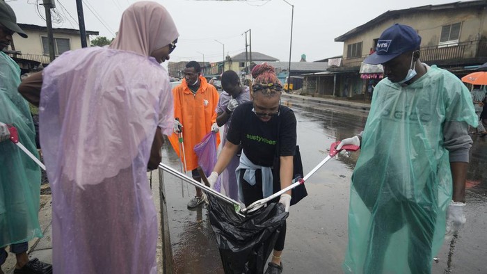 Aksi Relawan Nigeria Saat Hari Bersih-bersih Sedunia Volunteers from Sustyvibes, a Non-profit organization, pick up trash on a street near a market to mark World Cleanup Day, in Lagos, Nigeria, Saturday, Sept.16, 2023. (AP Photo/Sunday Alamba)