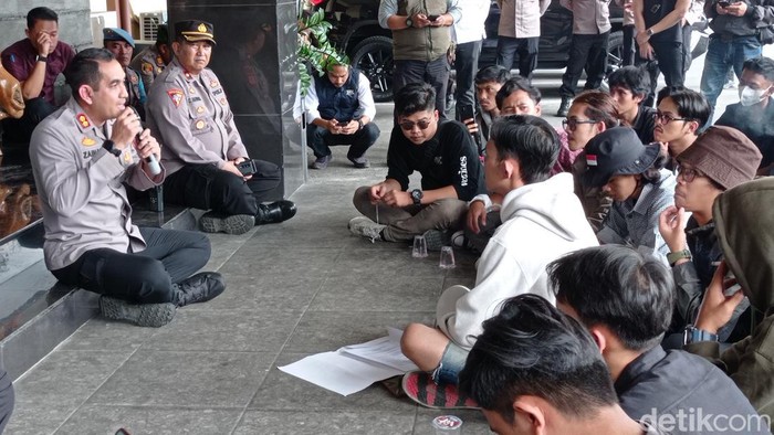 Aktivis saat menggelar demonstrasi di Mapolres Tasikmalaya Kota.