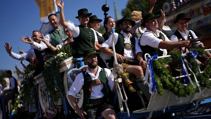 Angkat Gelas! Festival Bir Terbesar Dunia Oktoberfest Dimulai Lagi Waitresses and waiters of the 'Schottenhamel' beer tent arrive with beer mugs at the 188th 'Oktoberfest' beer festival in Munich, Germany, Saturday, Sept. 16, 2023. (AP Photo/Matthias Schrader)
