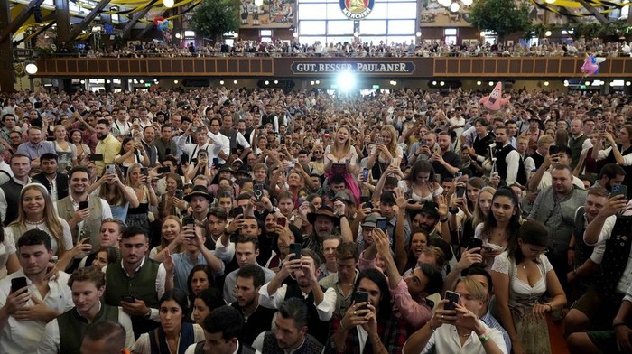 Angkat Gelas! Festival Bir Terbesar Dunia Oktoberfest Dimulai Lagi Waitresses and waiters of the 'Schottenhamel' beer tent arrive with beer mugs at the 188th 'Oktoberfest' beer festival in Munich, Germany, Saturday, Sept. 16, 2023. (AP Photo/Matthias Schrader)