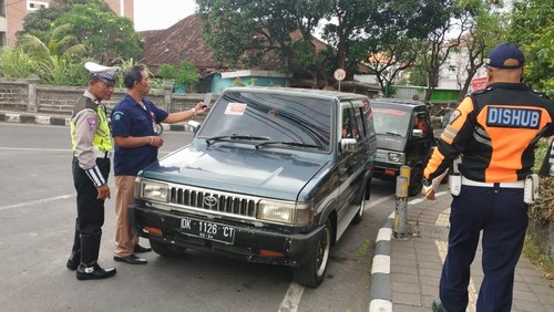 Aparat gabungan menertibkan kendaraan yang parkir sembarangan di Jalan Pulau Nias, Kota Denpasar, dekat RSUP Prof Ngoerah Denpasar. (Dok. Polresta Denpasar)