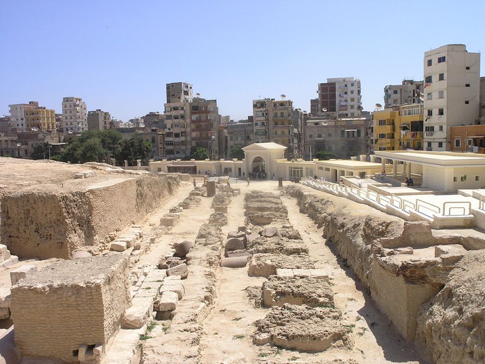 Bangunan Serapeum digunakan oleh Perpustakaan Alexandria untuk penyimpanan tambahan gulungan perkamen karena kehabisan ruang. Kawasan ini kini menjadi bagian dari penggalian arkeologi.