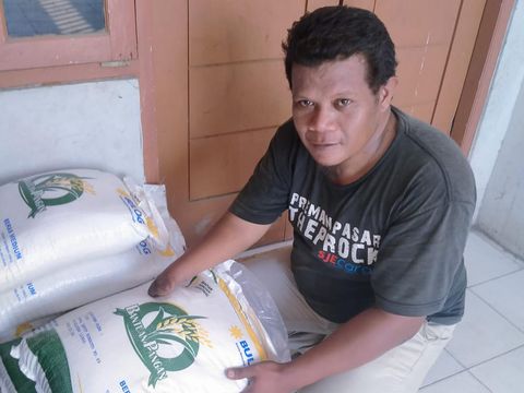 Bansos beras Badan Ketahanan Pangan di RT 10/20 Kamal Kalideres (CNBC Indonesia/Suhendra)