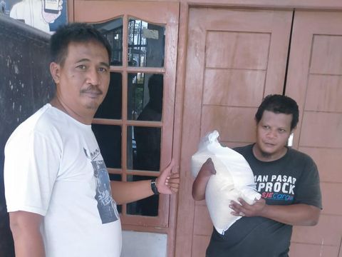 Bansos beras Badan Ketahanan Pangan di RT 10/20 Kamal Kalideres (CNBC Indonesia/Suhendra)