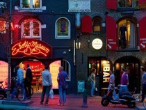 Cara Amsterdam Perangi Turis Nakal: Larang Kencing Sembarangan